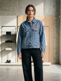 0693 блакитна жіноча джинсова куртка з нашивкою (Cotton, 5 од, універсальний розмір норма :S/L) фото