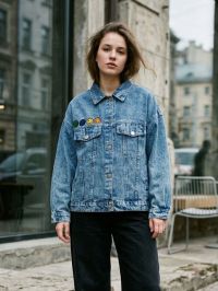 0687 блакитна жіноча джинсова куртка (Cotton, з нашивками, 5 од, універсальний розмір норма :S/L) фото